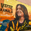 Efektowny mural z wiceprezydentką Kamalą Harris na głównej ulicy dzielnicy kulturalnej (Cultural Dis