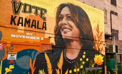 Efektowny mural z wiceprezydentką Kamalą Harris na głównej ulicy dzielnicy kulturalnej (Cultural Dis