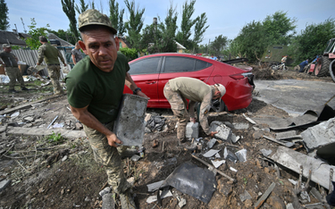 Ukraińscy żołnierze pomagają w porządkowaniu terenu po rosyjskim ostrzale (fot. ilustracyjna)