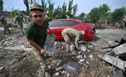Ukraińscy żołnierze pomagają w porządkowaniu terenu po rosyjskim ostrzale (fot. ilustracyjna)