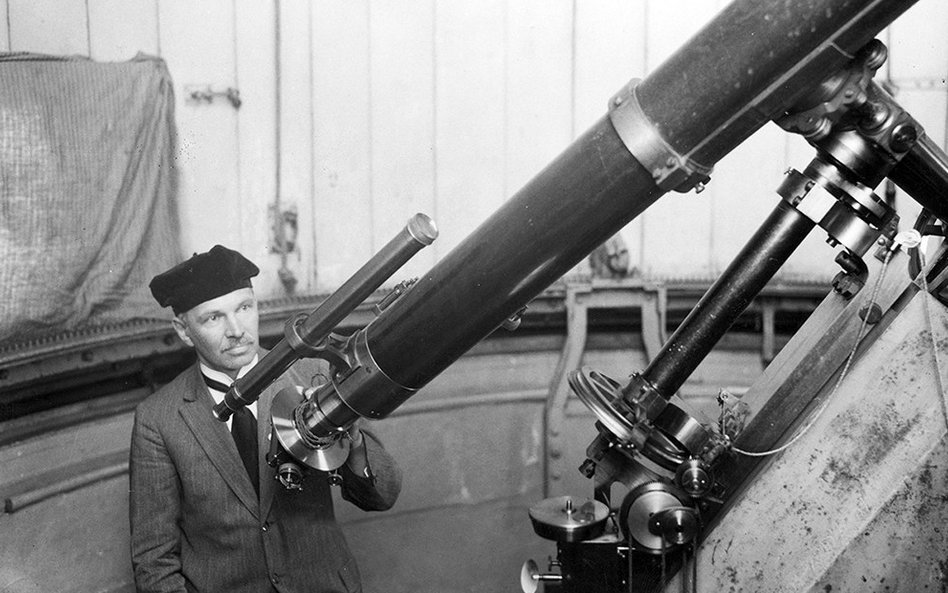 1925 r. Prof. Michał Kamieński, dyrektor Obserwatorium Astronomicznego UW przy pracy – z refraktorem