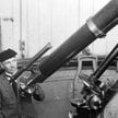 1925 r. Prof. Michał Kamieński, dyrektor Obserwatorium Astronomicznego UW przy pracy – z refraktorem