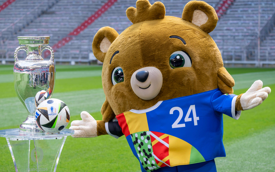 Na zdjęciu Albärt - maskotka Euro 2024
