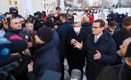 Premier Mateusz Morawiecki podczas rozmowy z protestującymi górnikami z Sierpnia'80 w Katowicach