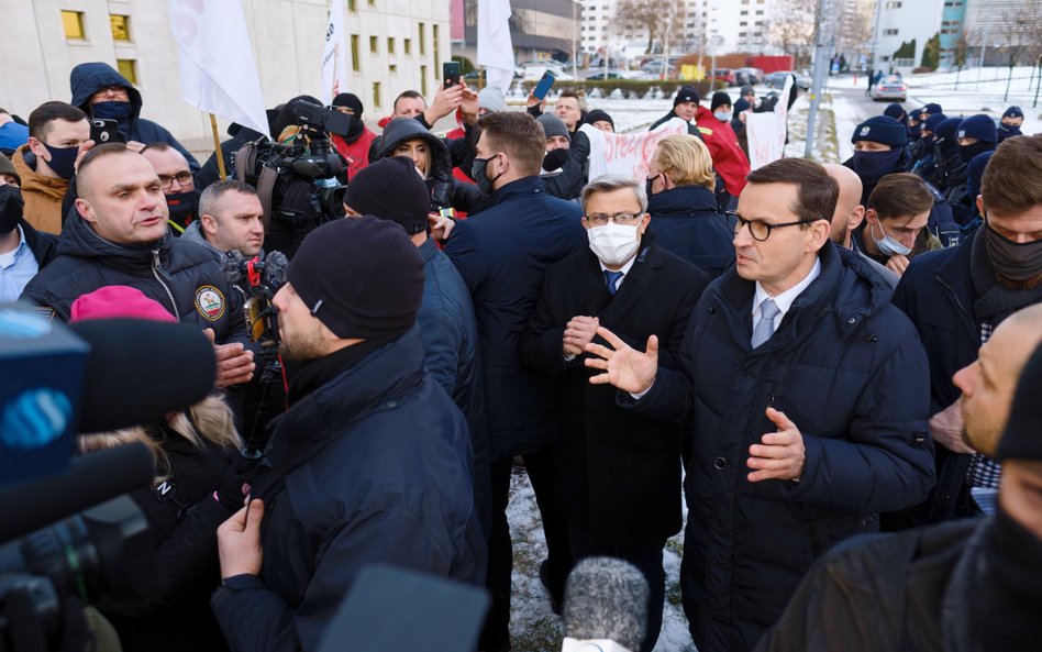 Premier Mateusz Morawiecki podczas rozmowy z protestującymi górnikami z Sierpnia'80 w Katowicach