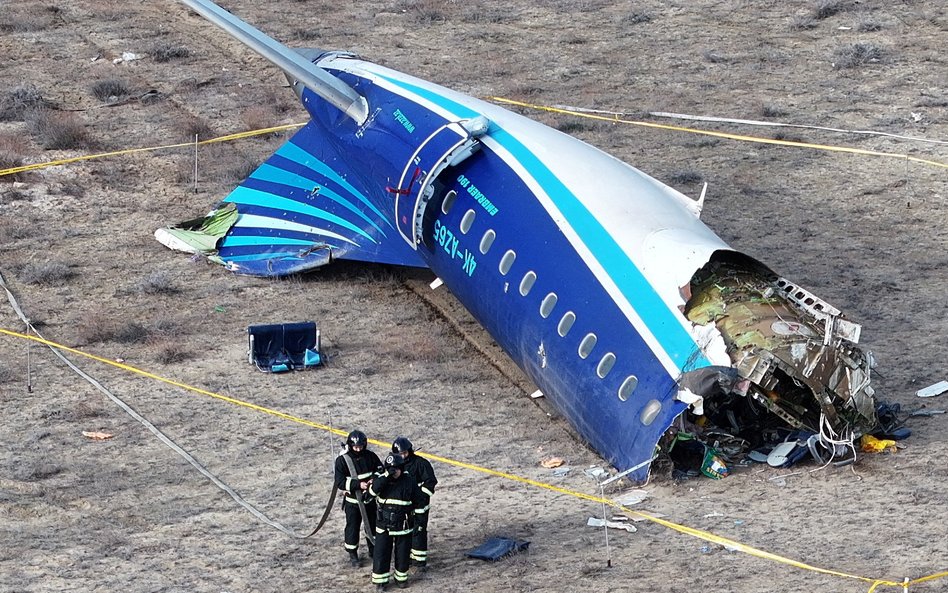 Fragment samolotu Azerbaijan Airlines na miejscu katastrofy