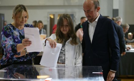 Borys Budka głosuje w wyborach