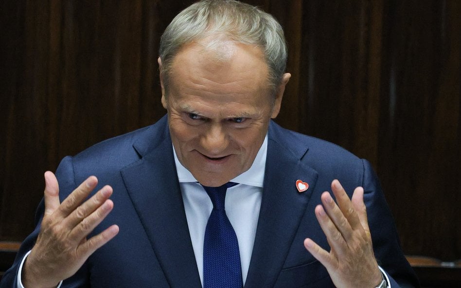Premier Donald Tusk przemawia na sali obrad Sejmu w Warszawie.