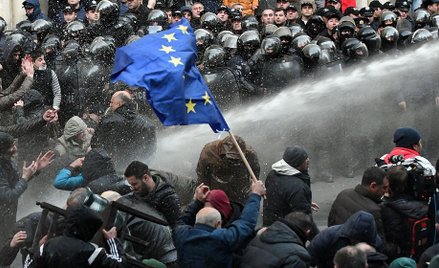 Przeciwko demonstrantom użyto m.in. armatek wodnych