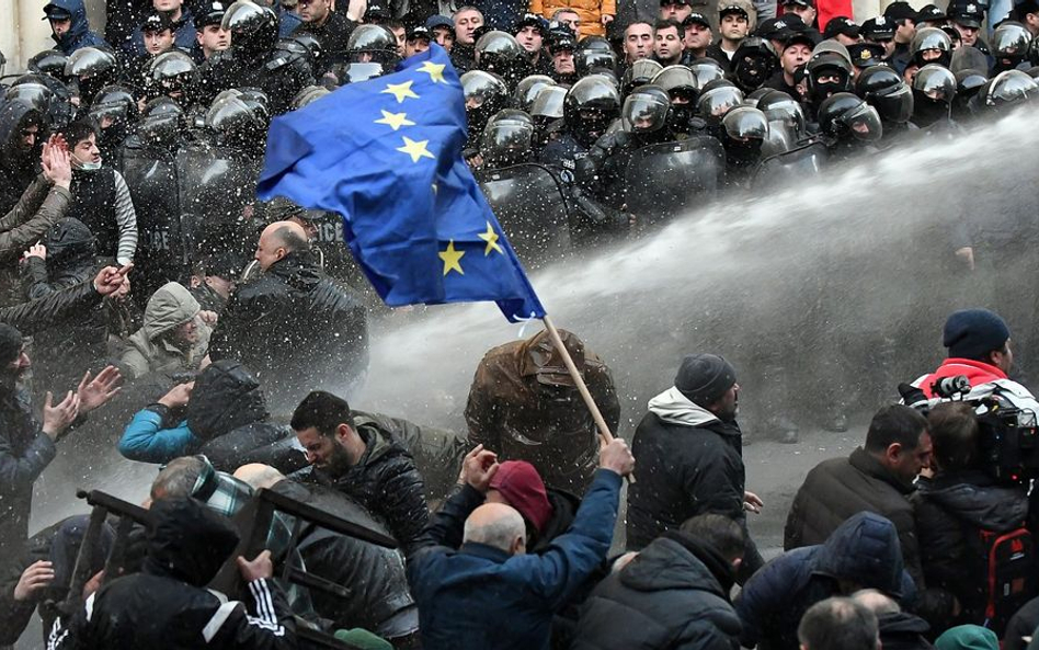 Przeciwko demonstrantom użyto m.in. armatek wodnych