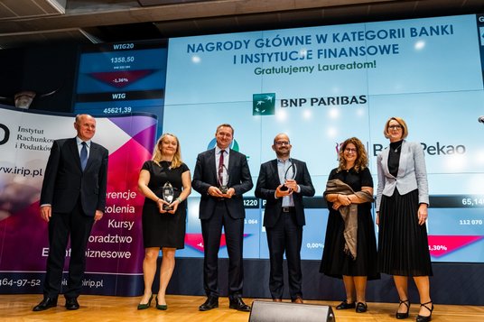Wynagrodzeni za najlepszy raport roczny w kategorii banki i instytucje finansowe. Statuetka zwycięzc