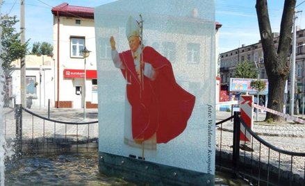 Ten pomnik Jana Pawła II w Brzezinach zniszczyły dwie dziewczynki w wieku 12 i 13 lat