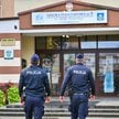 Funkcjonariusze policji przed jedną ze szkół w Mińsku Mazowieckim. W piątek w sześciu szkołach ponad