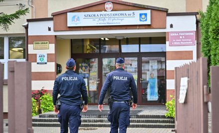 Funkcjonariusze policji przed jedną ze szkół w Mińsku Mazowieckim. W piątek w sześciu szkołach ponad