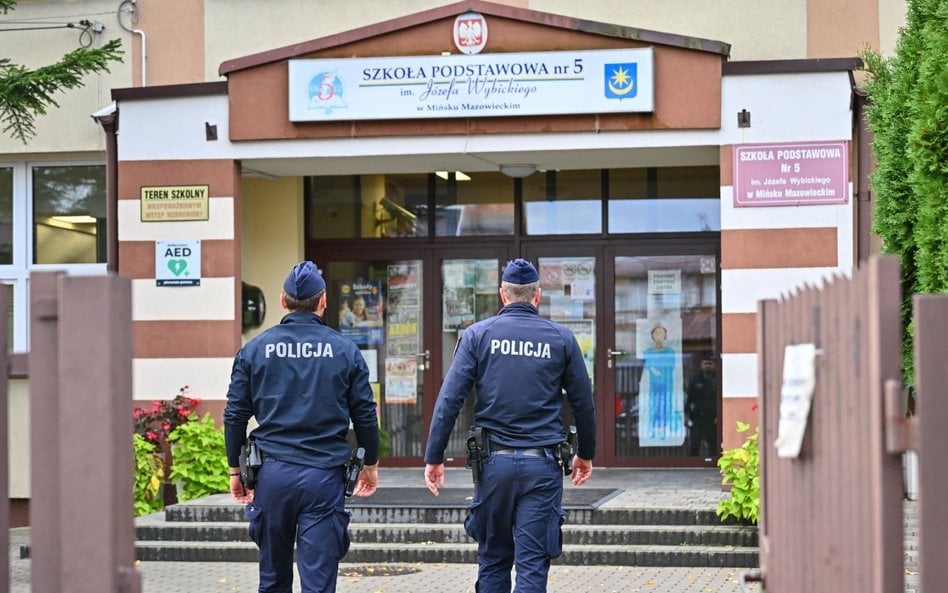 Funkcjonariusze policji przed jedną ze szkół w Mińsku Mazowieckim. W piątek w sześciu szkołach ponad