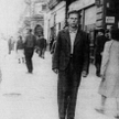 Lipiec 1944. Janusz Brochwicz-Lewiński pseud. „Gryf” na warszawskiej ulicy.
