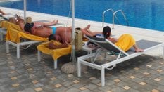 Touroperator powinien spowodować, żeby leżaki nad basenem były dostępne dla wszystkich, a nie tylko 