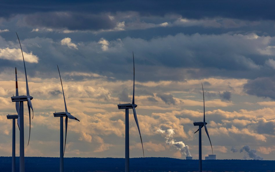 Farma wiatrowa w Niemczech, a w tle – elektrownia węglowa.