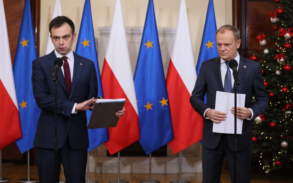 Premier Donald Tusk oraz minister finansów Andrzej Domański podczas konferencji prasowej po posiedze