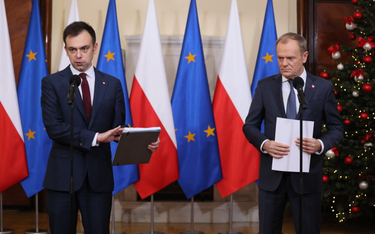 Premier Donald Tusk oraz minister finansów Andrzej Domański podczas konferencji prasowej po posiedze