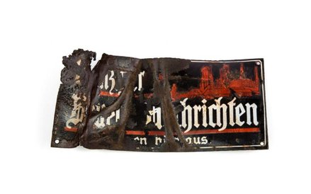 Tabliczka uliczna z przestrzelinami