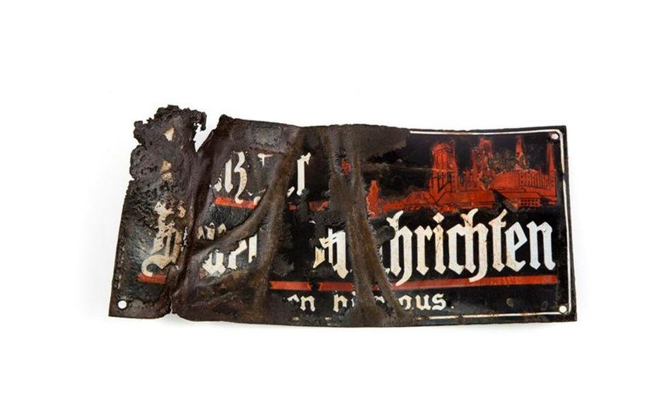 Tabliczka uliczna z przestrzelinami