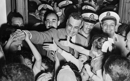 Gamal Abdel Naser (w środku) – egipski oficer i polityk, prezydent Egiptu sprawujący władzę autoryta