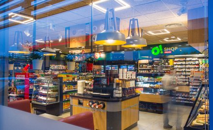 Alkoholem w Polsce handluje 5,5 tys. stacji. Do kupujących trafia w ten sposób tylko 2,1 proc. łączn