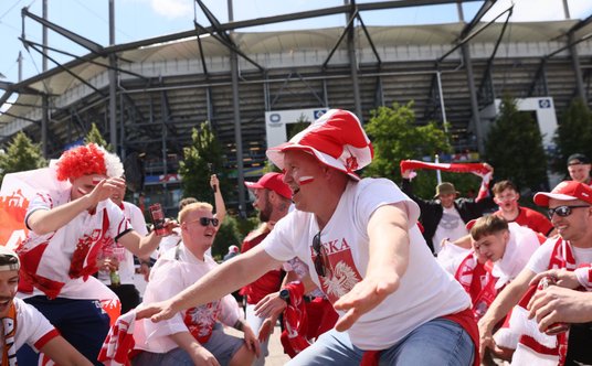 Polscy kibice przed Volksparkstadion w Hamburgu przed meczem grupy D piłkarskich mistrzostw Europy z