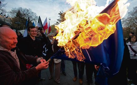 Warszawa, listopad 2014 r., prorosyjska manifestacja przed ambasadą Ukrainy i radosne palenie flagi 
