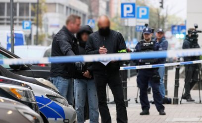 Policja na miejscu ataku przy ulicy Nowogrodzkiej w centrum Warszawy