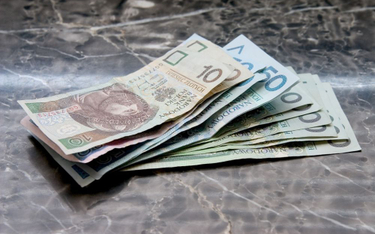 Polacy tracą pieniądze oddając bankom setki miliardów