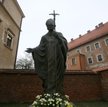 Pomnik Jana Pawła II stojący w Krakowie obok Wawelu