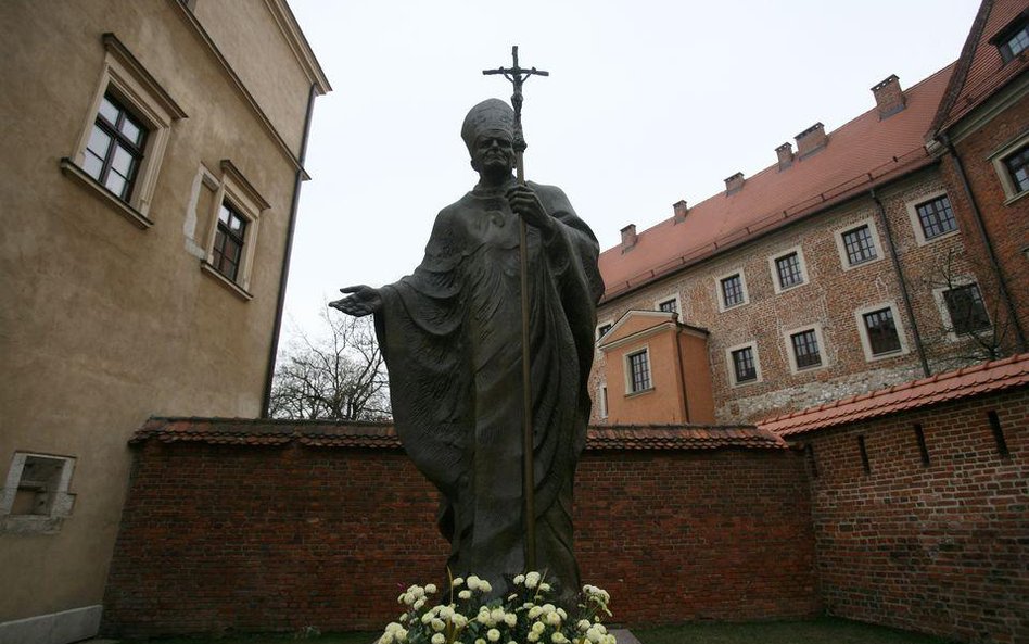 Pomnik Jana Pawła II stojący w Krakowie obok Wawelu