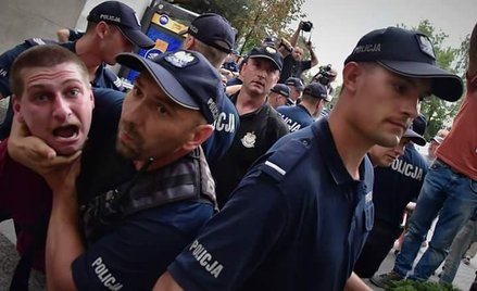 Jeden z zatrzymanych w piątek demonstrantów.