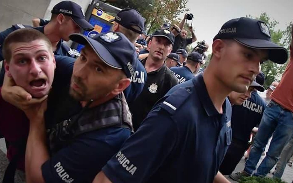 Jeden z zatrzymanych w piątek demonstrantów.