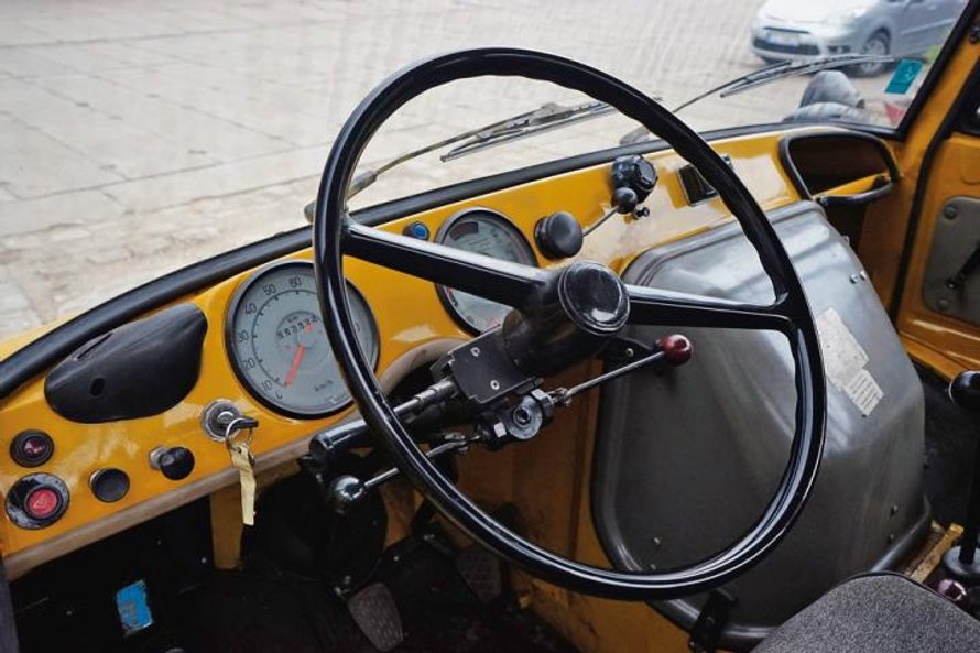 W kabinie nie spodziewajmy się luksusów. To nie one stanowią o wyjątkowości Unimoga.