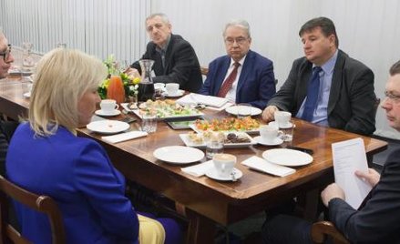 Pacjenci ze schorzeniami kości i stawów zbyt późno trafiają do reumatologa – z tą opinią zgodzili si