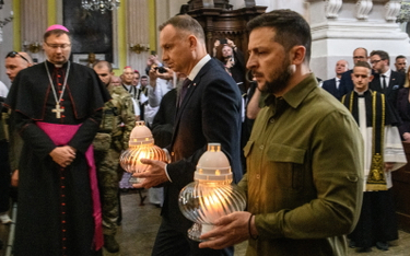 Prezydent Polski Andrzej Duda i prezydent Ukrainy Wołodymyr Zełenski w katedrze śś. Apostołów Piotra