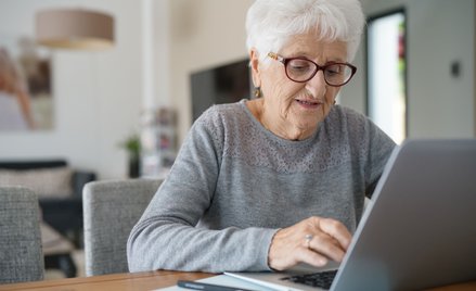 Grupa tkwiących w digitalnej dziurze będzie pewnie z czasem coraz mniejsza. Teraz pierwsze e-konto z