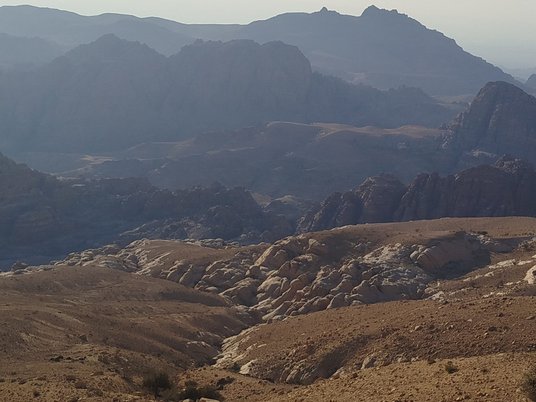 Takie krajobrazy można oglądać w pobliżu miasteczka Wadi Moussa, które legenda wiąże z Mojższeszem i