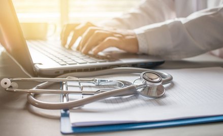 Praca zdalna: lekarz może pracować w izolacji ale za zgodą