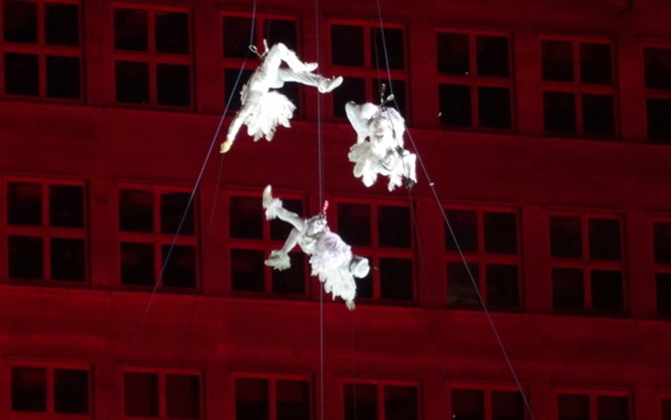 W Anioły wcielili się akrobaci