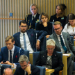 Przywódca szwedzkich populistów Jimmie Akesson (w środkowym rzędzie, z lewej, w okularach), podczas 