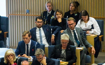 Przywódca szwedzkich populistów Jimmie Akesson (w środkowym rzędzie, z lewej, w okularach), podczas 