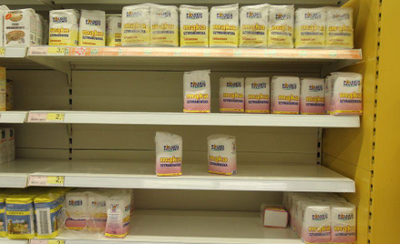 Przetrzebione zapasy mąki w polskim hipermarkecie "TESCO"