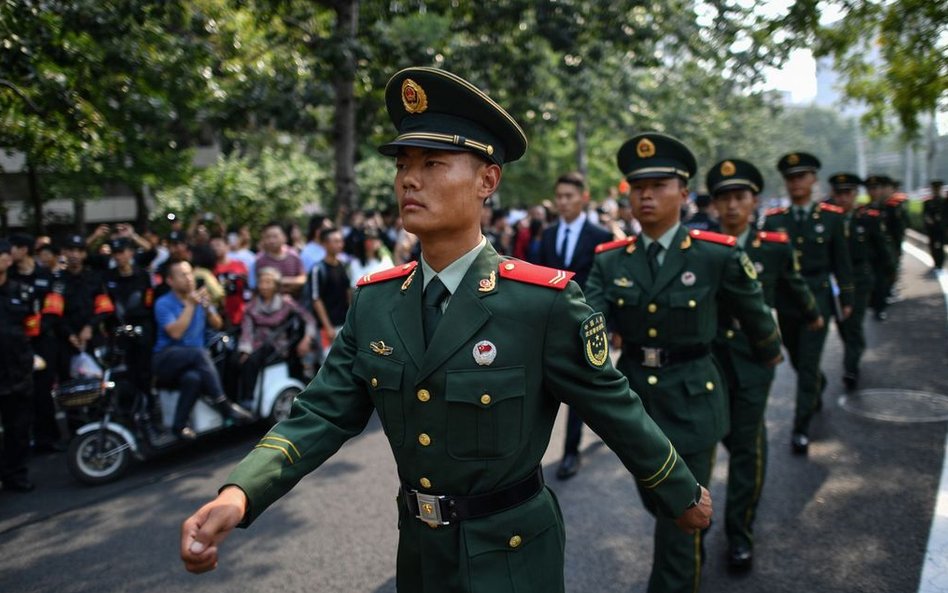 Funkcjonariusze chińskiej policji