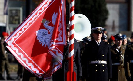 Przywrócenie Chorągwi popiera większość znawców symboliki państwowej.