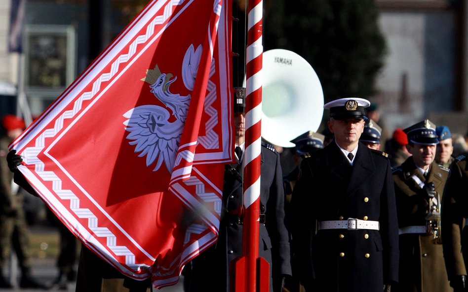 Przywrócenie Chorągwi popiera większość znawców symboliki państwowej.