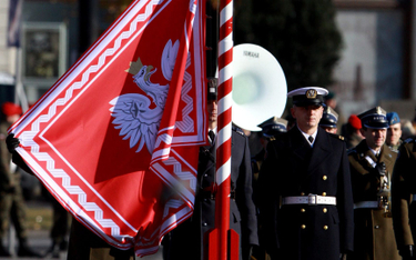 Przywrócenie Chorągwi popiera większość znawców symboliki państwowej.